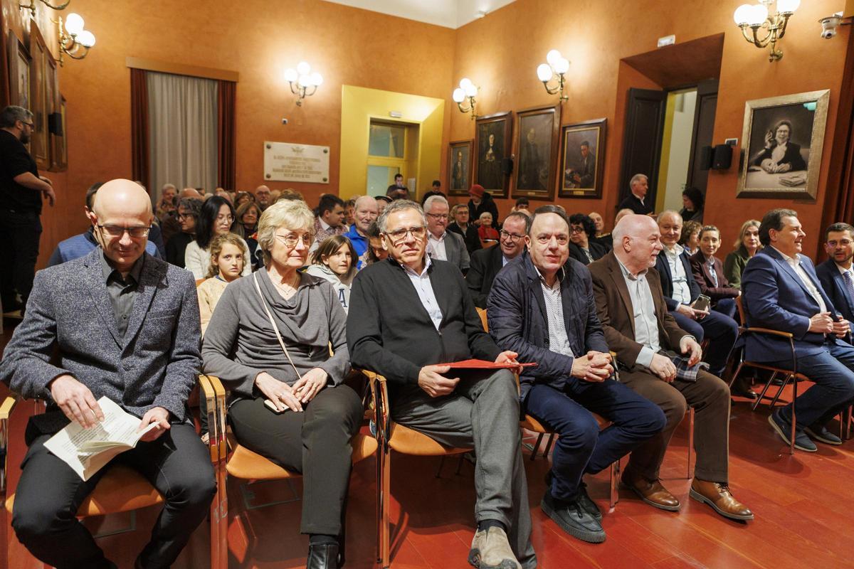 Casas acompanyat pel president de Foto Art Manresa, la seva esposa i els exalcaldes Junyent i Camprubí