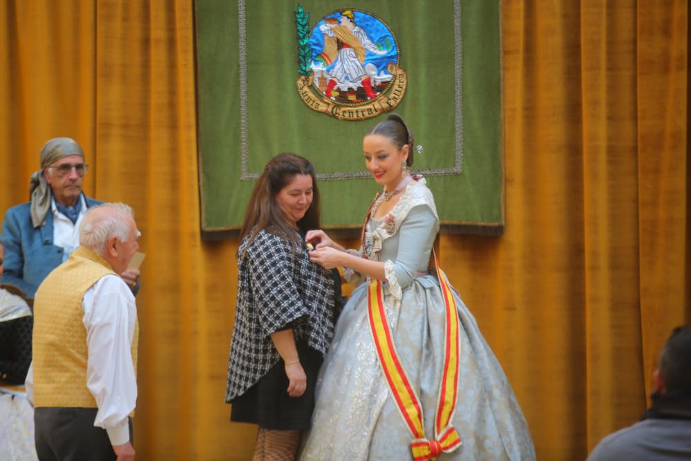 Intercambio de fotos con la fallera mayor e imposición de bunyols d'or