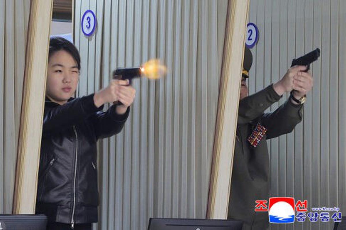 Kim Ju-ae practicando tiro, en una foto cedida este miércoles.