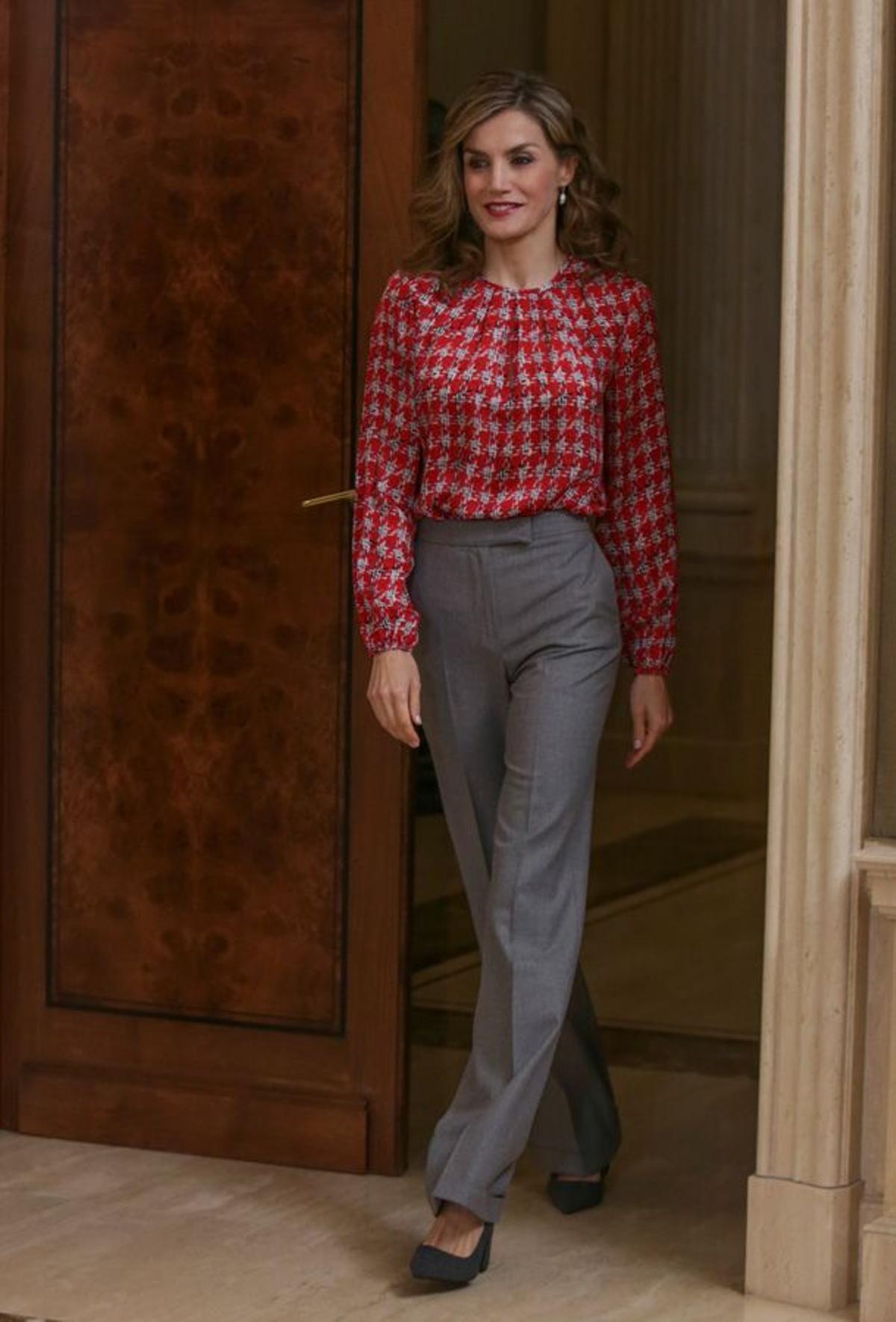 El look de Letizia Ortiz con blusa de Carolina Herrera y zapatos de Uterqüe