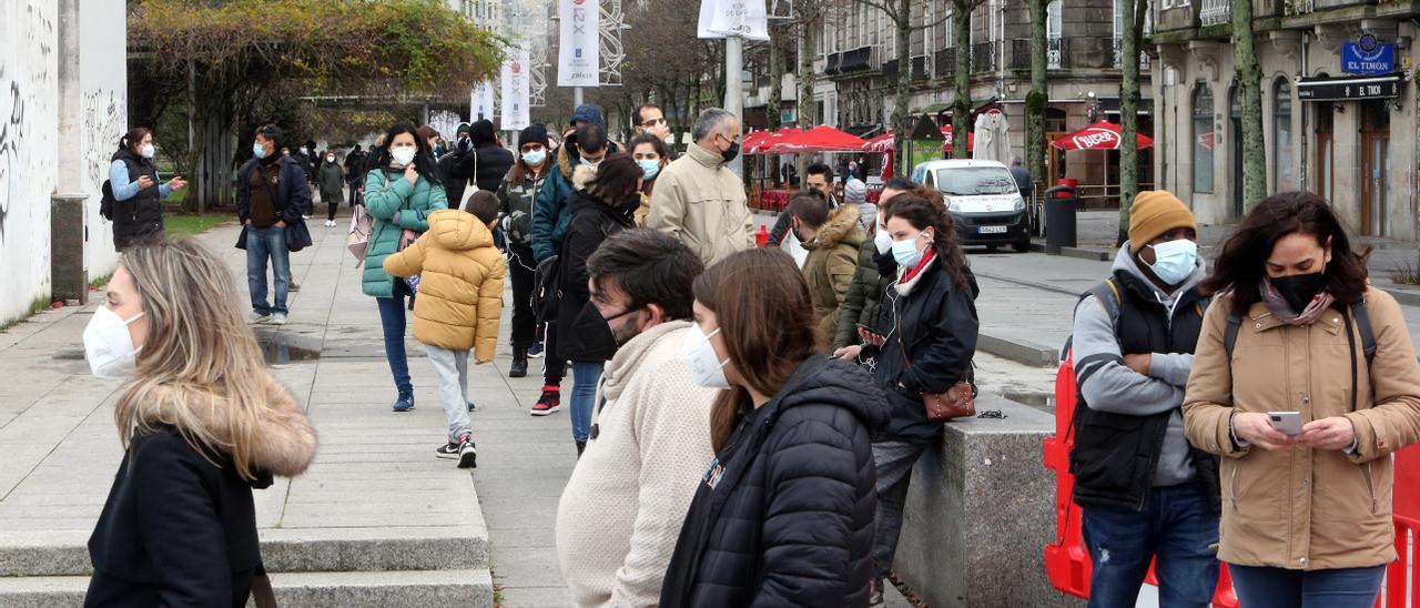 Colas para hacerse una PCR en la explanada del Náutico.