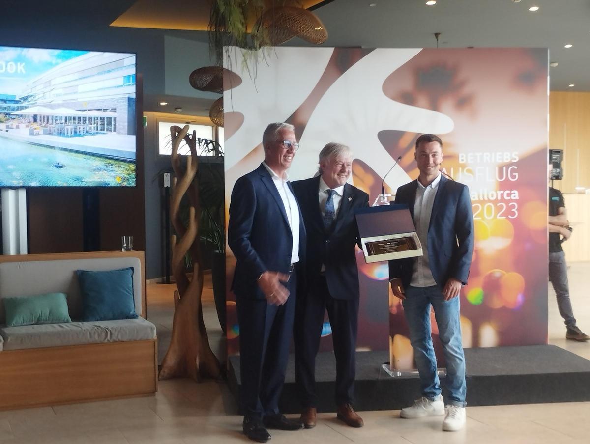 El conseller Rodríguez entrega una placa conmemorativa a la familia Kassner.