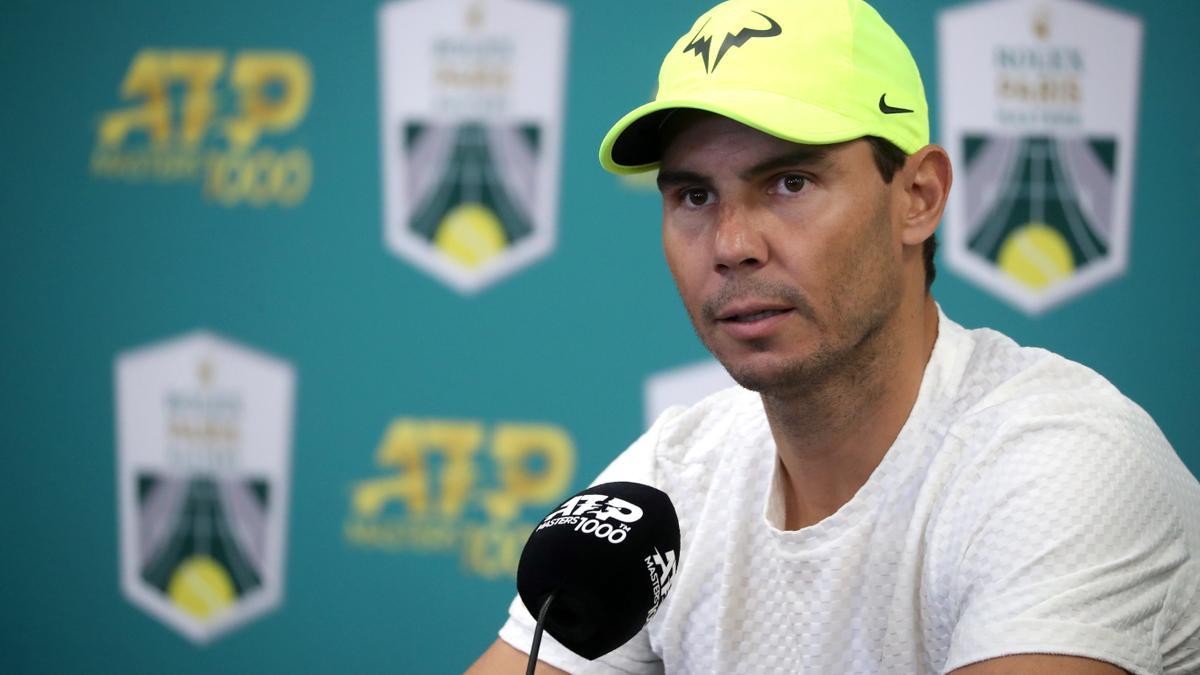 Rafa Nadal atiende a los periodistas en la rueda de prensa en París-Bercy.