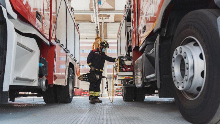 Estado de la nave principal del parque de Bomberos de Santa Cruz de Tenerife desde hace dos semanas.