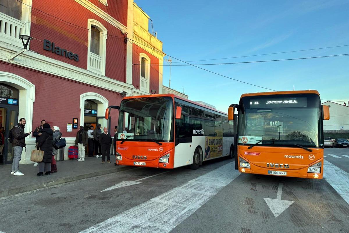 S'han habilitat autobusos per suplir la manca de trens.