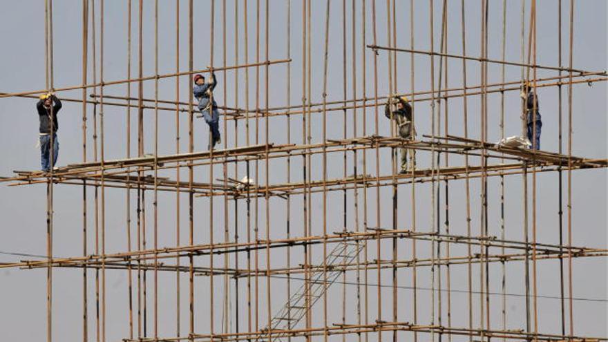 Trabajadores de la construcción edifican un puente en Shenyang, noreste de China. La economía china creció en el primer trimestre del año un 6,1 por ciento, el dato trimestral más bajo desde que en 1992 el gobierno empezó a registrar este indicador, debido al impacto de la crisis, según datos presentados por el Buró Nacional de Estadísticas (BNE).