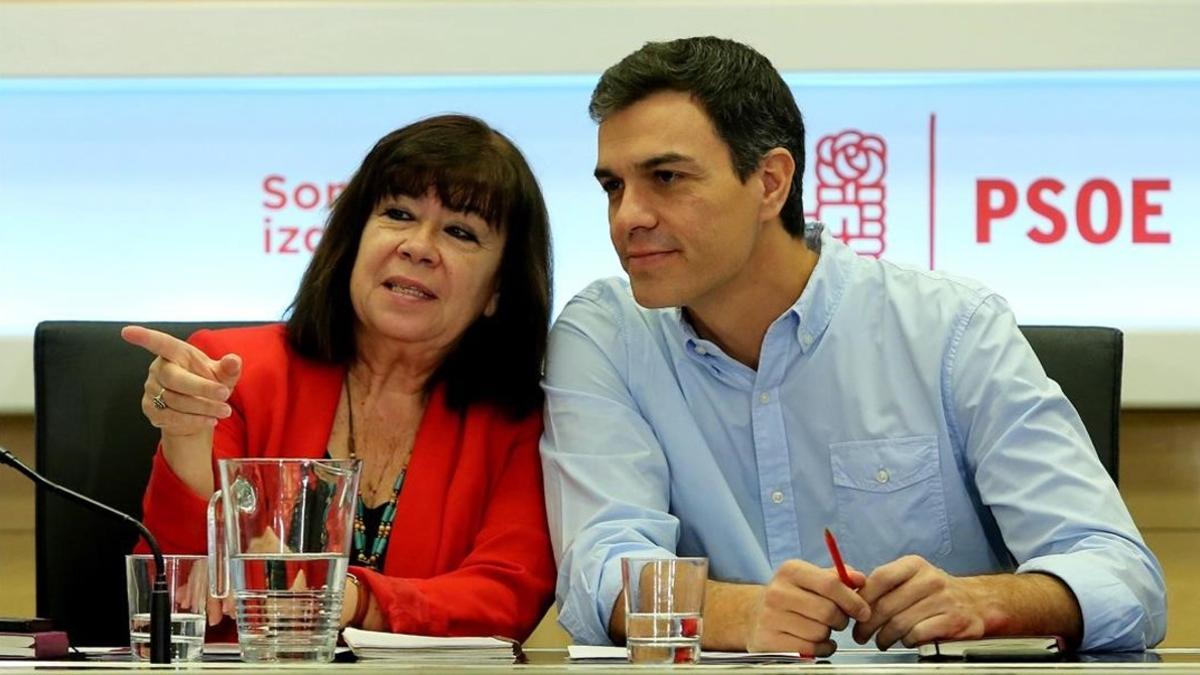 La presidenta del PSOE, Cristina Narbona, y el secretario general, Pedro Sánchez, este lunes en la sede del partido.
