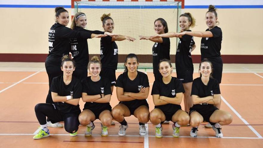 Las jugadoras del Viaxes Amarelle, ayer en el pabellón de Sagrada Familia. |  // VÍCTOR ECHAVE