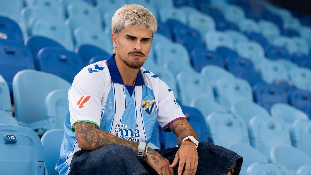 Juan Cruz en las fotos oficiales en su presentación con el equipo.