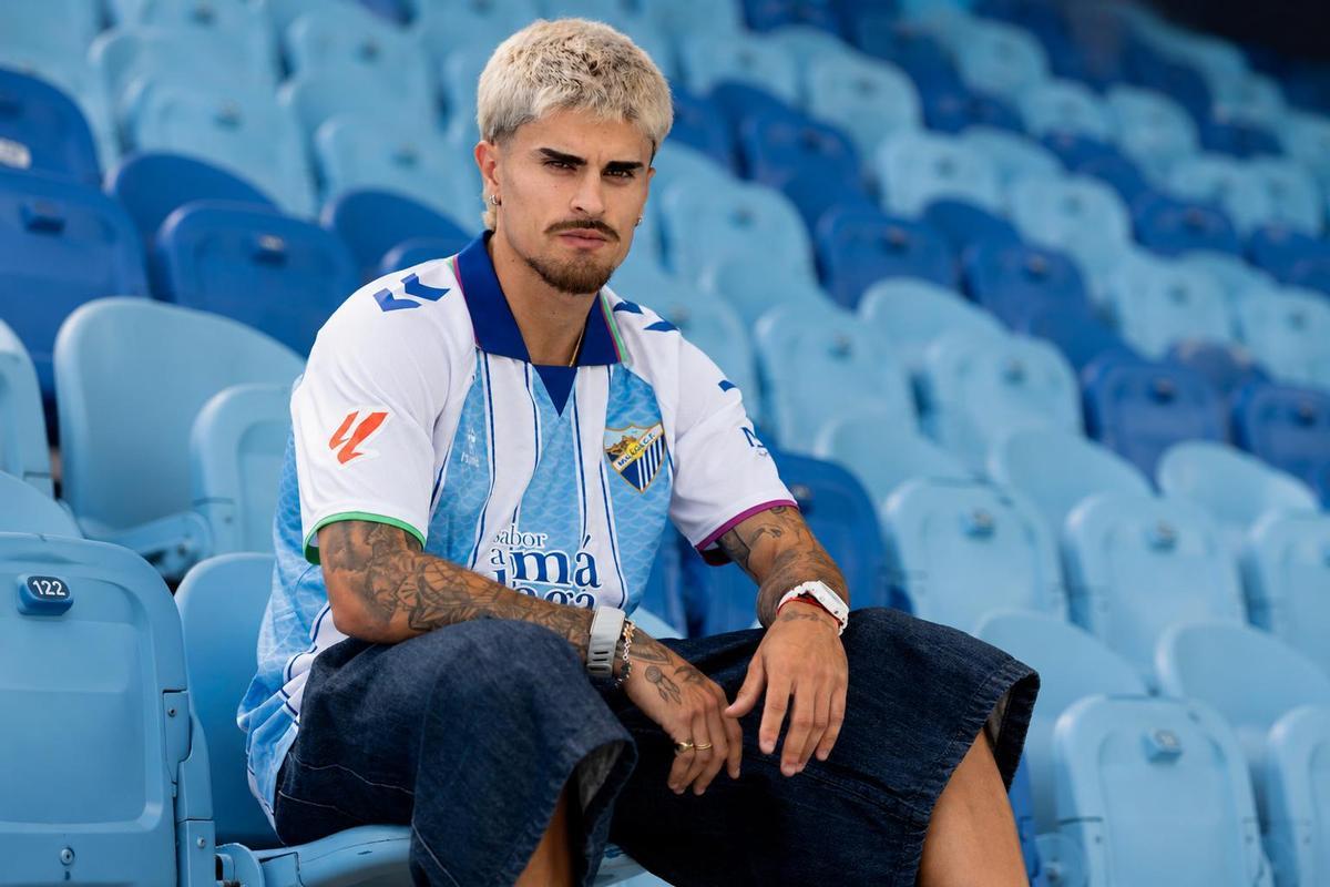 Juan Cruz en las fotos oficiales en su presentación con el equipo.
