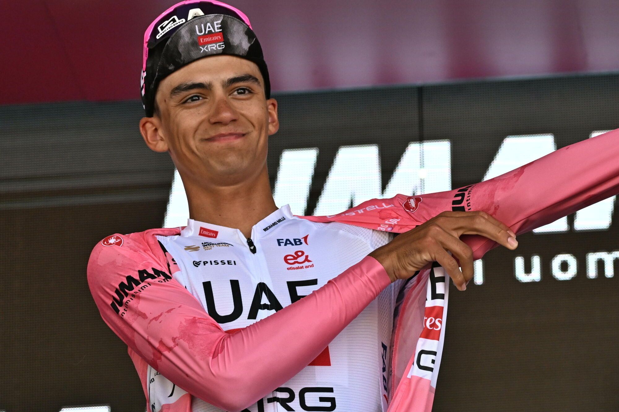 Cesano Maderno (Italy), 29/05/2025.- Mexican rider Isaac Del Toro Romero of UAE Team Emirates XRG, retaining the overall leader's pink jersey, celebrates on the podium after the 18th stage of the Giro d'Italia 2025 cycling race, over 144km from Morbegno to Cesano Maderno, Italy, 29 May 2025. (Ciclismo, Italia) EFE/EPA/LUCA ZENNARO
