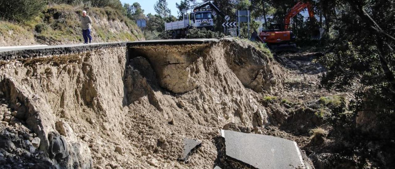 En la imagen se aprecia cómo la mitad de la carretera se ha hundido por completo entre Balones y Benimassot.