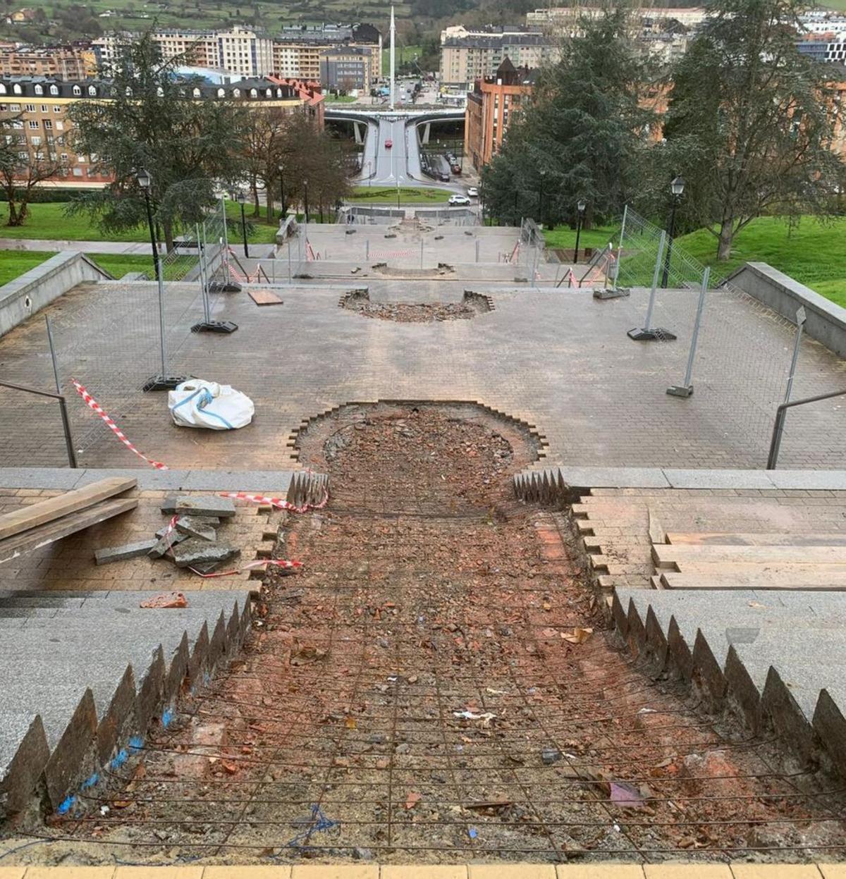 Aspecto actual de la escalinata del parque del Oeste. | LNE