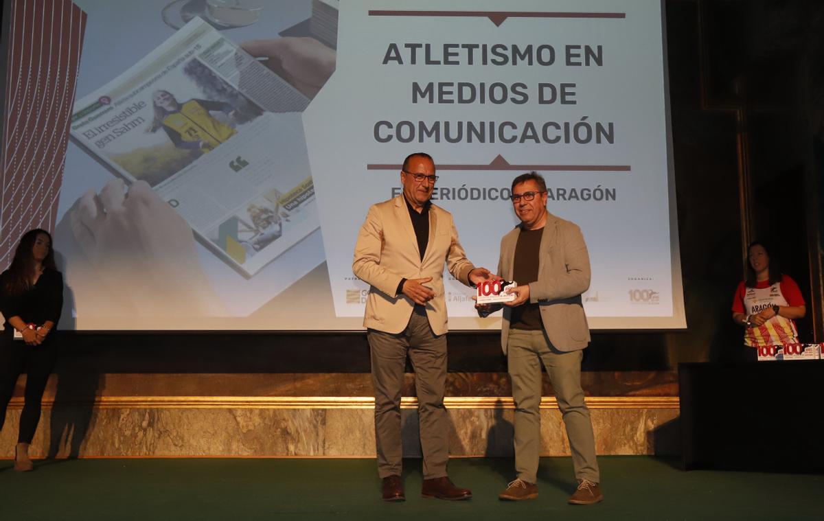 Felipe Faci hace entrega del premio a EL PERIÓDICO DE ARAGÓN al director, Nicolás Espada.