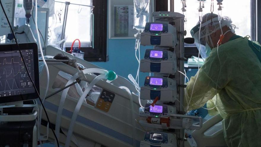 Un sanitario atendiendo a un paciente en un hospital de Murcia.