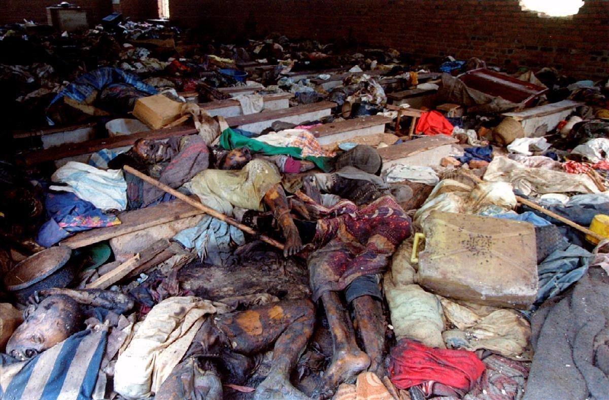 Cadáveres de civiles tutsi masacrados por la milicia hutu se amontonan en una iglesia en junio de 1994. El 6 de abril de aquel año, con la muerte del presidente de Ruanda, Juvénal Habyarimana, se suceden semanas de intensas masacres. Se estima que alrededor de 200.000 mujeres fueron violadas.