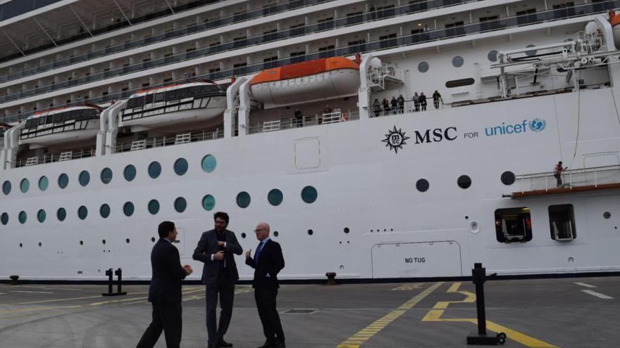 El consejero de Desarrollo Económico, Turismo y Empleo, Juan Hernández, ha recibido hoy al primer crucero que hace escala este año en Cartagena