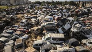 Una campa con coches acumulados tras la dana.