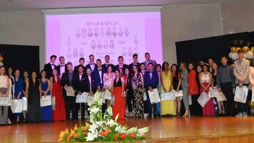 Alumnos de 2º de Bachillerato de este instituto moañés, se graduaron el viernes.