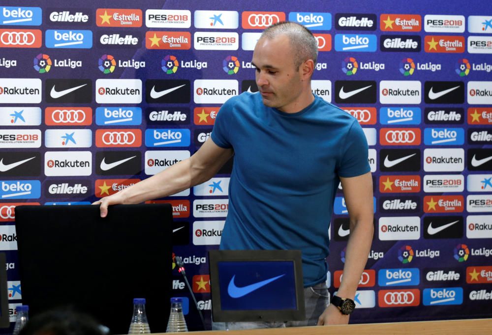 Iniesta, durante su rueda de prensa de despedida