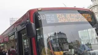 Una mujer herida por el choque de un autobús urbano contra un andamio en A Coruña