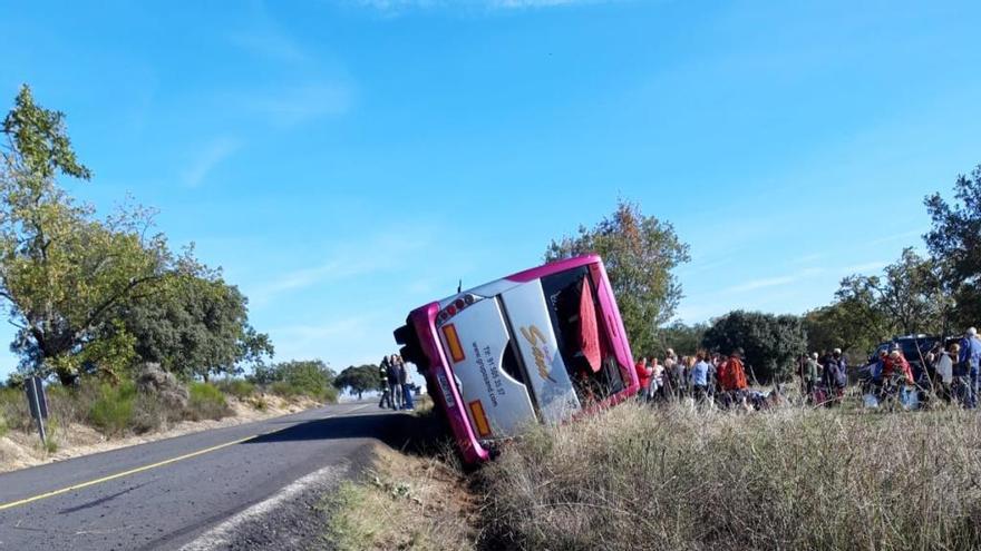 Autobús volcado en Badilla.