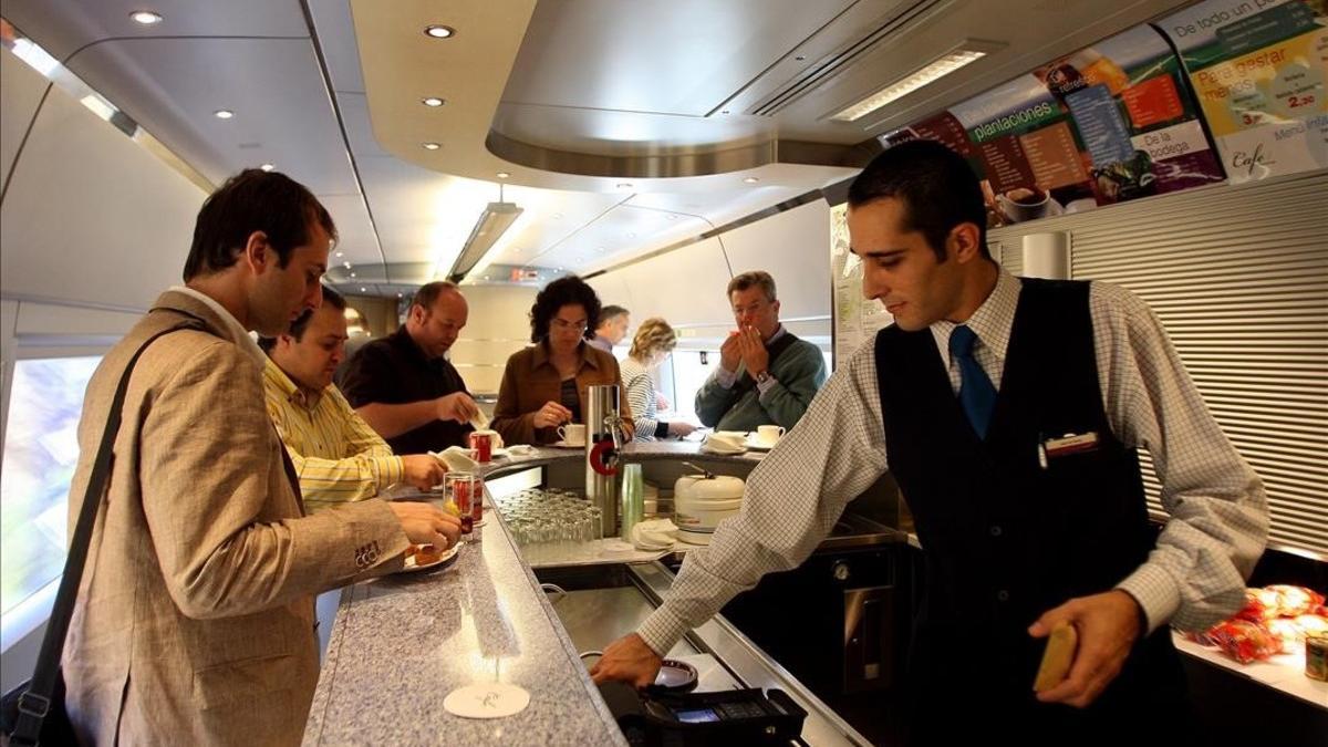 Un camarero sirve a un cliente en el bar de un tren AVE