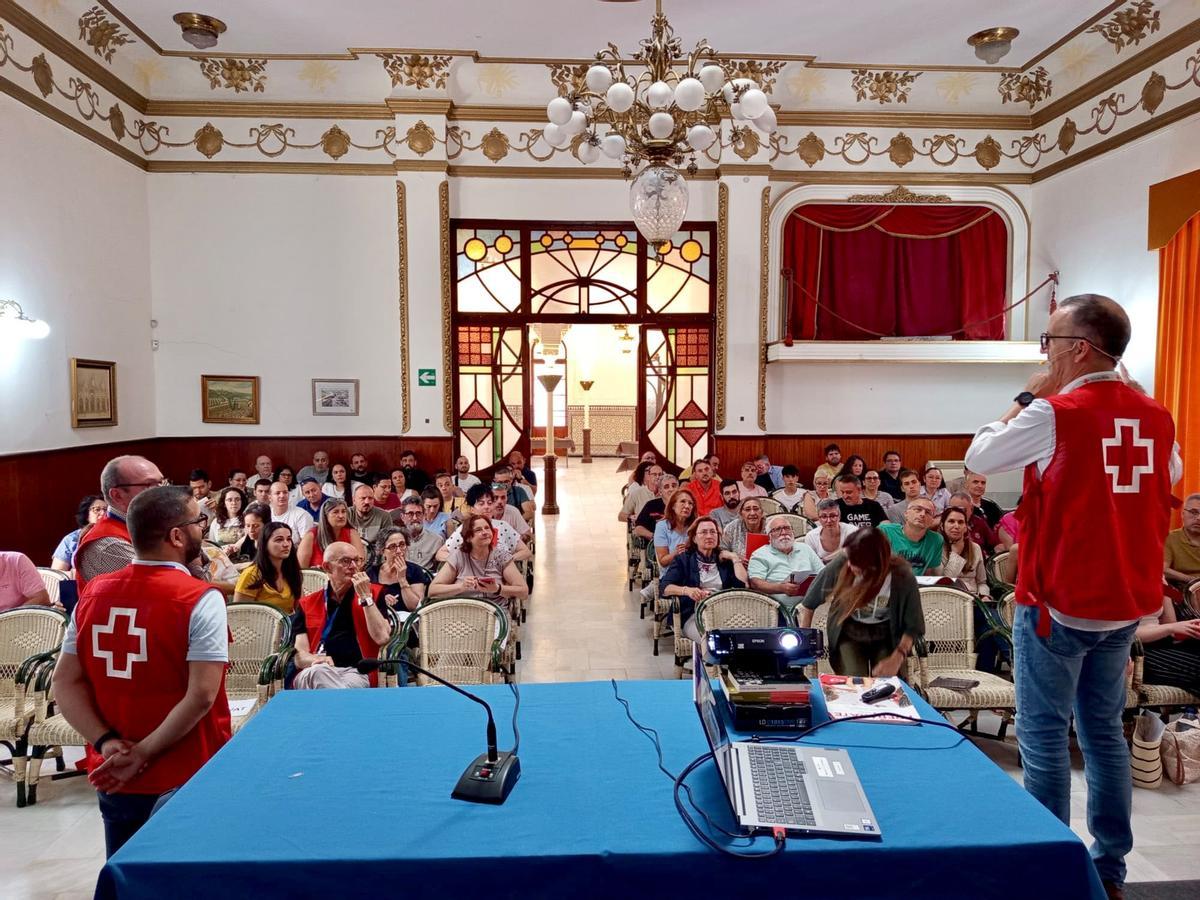 Alzira acoge la primera formación en emergencias de Cruz Roja para empresas