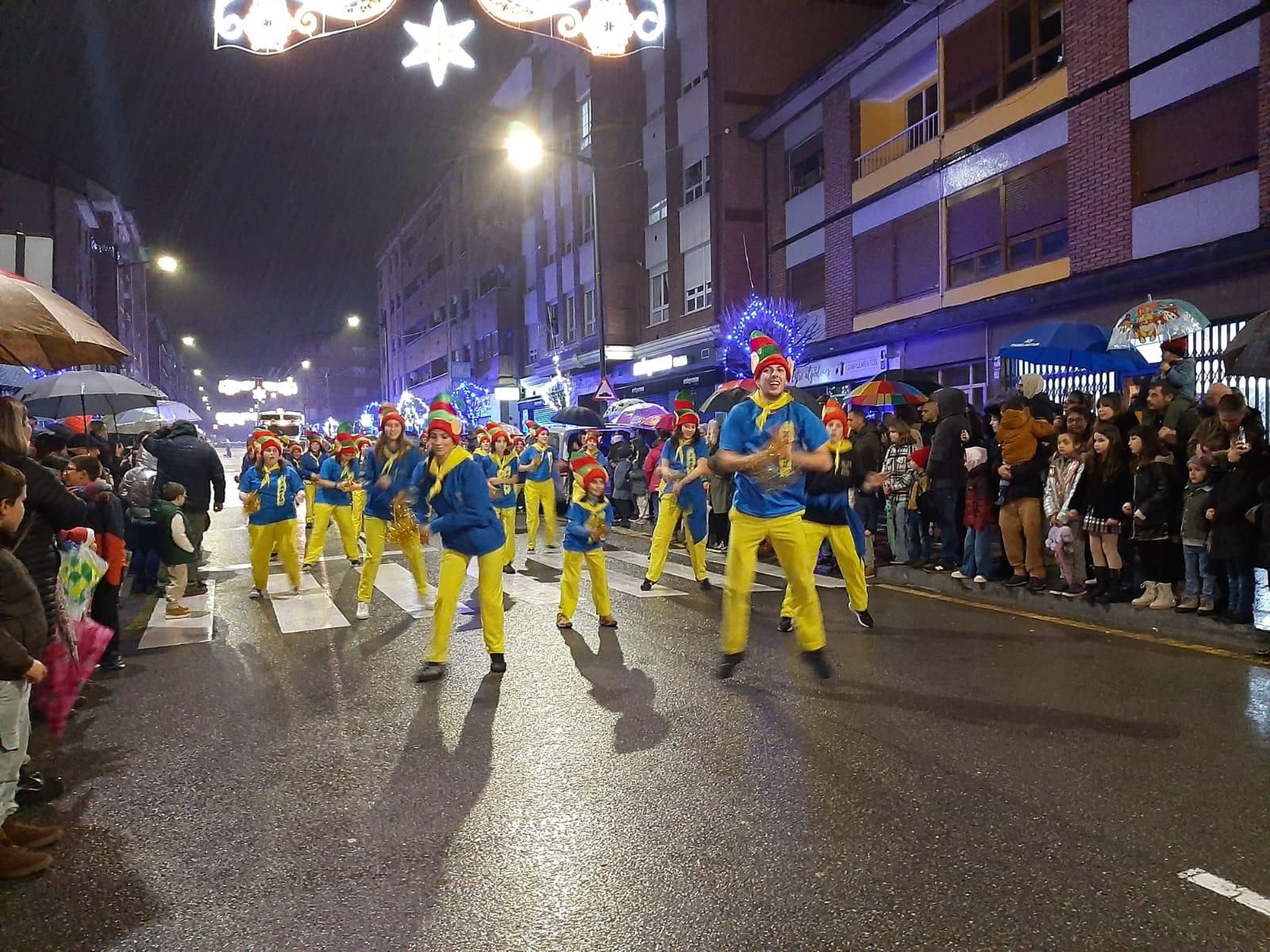 La visita de Papá Noel a El Berrón, en imágenes