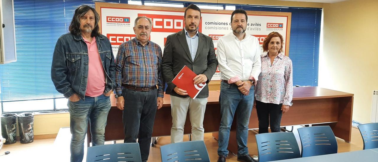 Por la izquierda, Daniel Queipo y José Luis García, de CCOO, Daniel González, José Manuel Baltar y Evelia Muñiz, de CC OO. Sobre estas líneas, el alcalde de Illas, Alberto Tirador, y Daniel González.