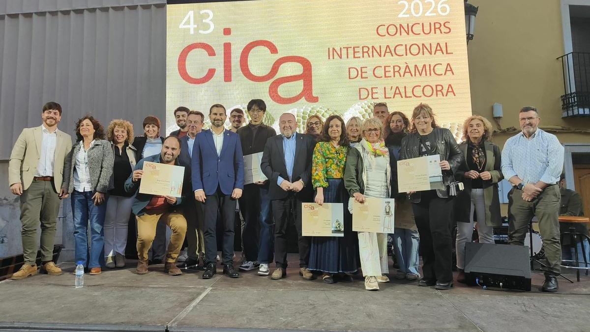 Foto de familia de las autoridades locales, organizadores y premiados en el certamen CICA de l'Alcora.