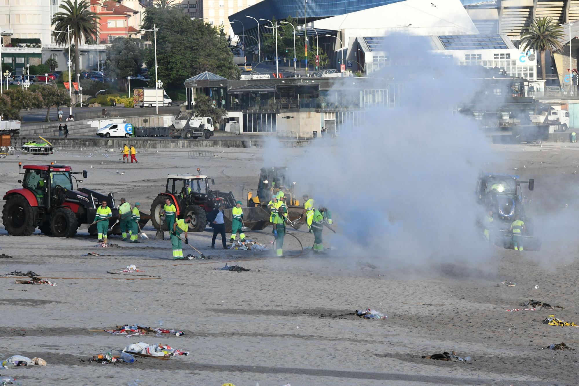 Adiós a la noche de San Juan de A Coruña: la fiesta da paso a los operarios de limpieza