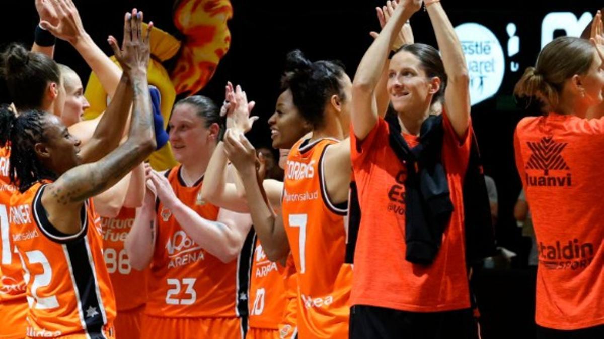 Las jugadoras del Valencia Basket celebran el pase a la final con el público de La Fonteta. | FERNANDO BUSTAMANTE