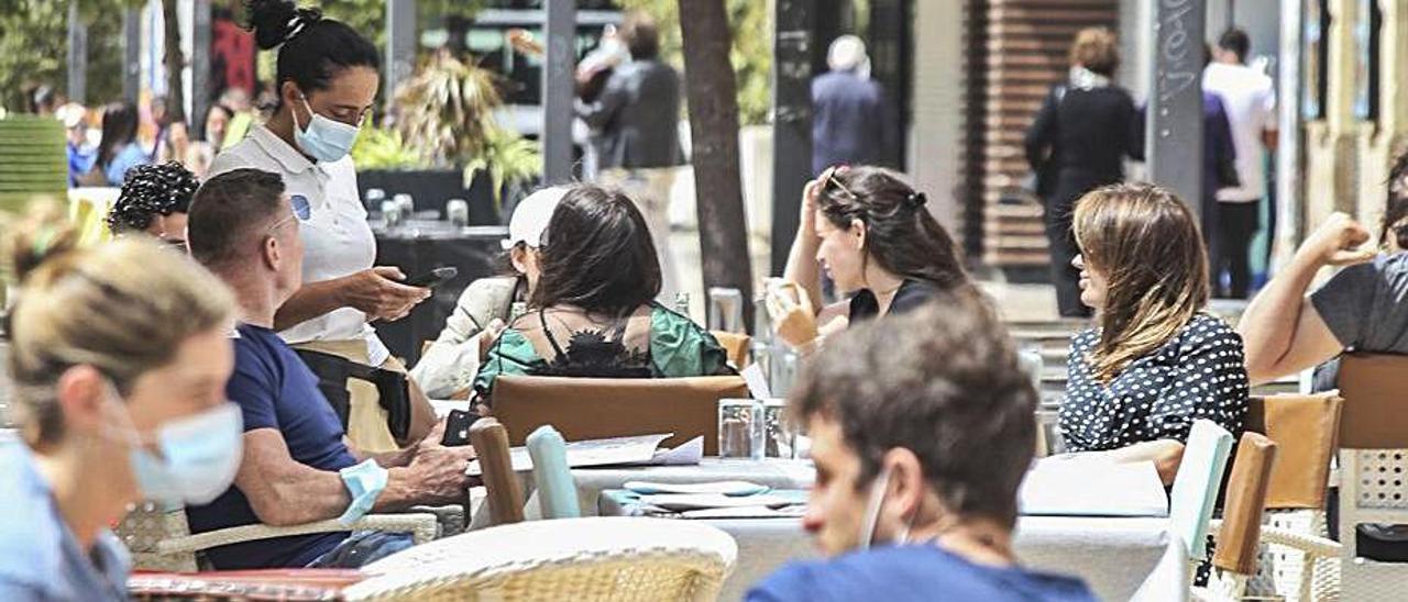 Una terraza en la Explanada de Alicante.