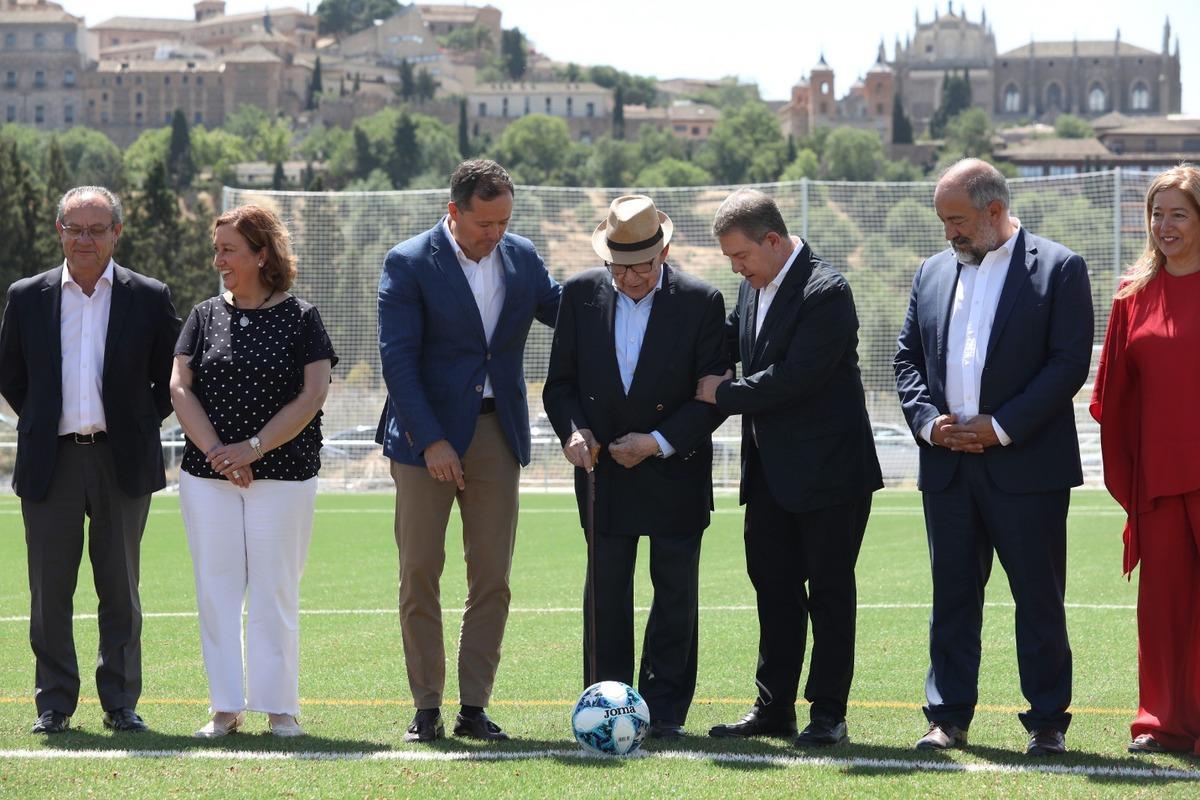 El saque de honor lo ha protagonizado Pedro García Asenjo -con 101 años-, antiguo aprendiz y trabajador de la Fábrica de Armas, cuyo padre participó en la construcción original del campo.