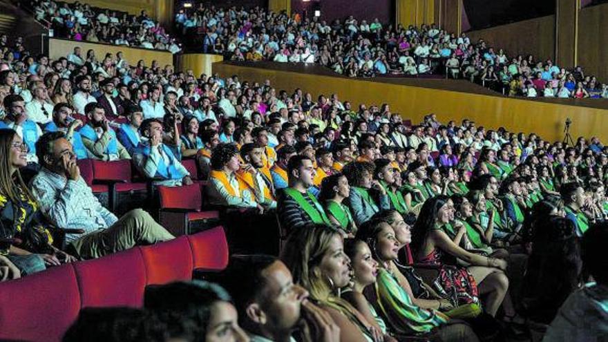 Estudiantes orlados y personal de ICSE durante el acto de graduación.