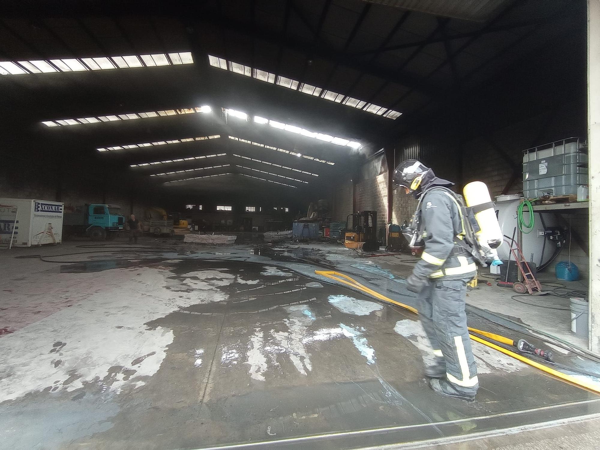 Así fue el incendio en una nave de una empresa de construcción en Meres (Siero)