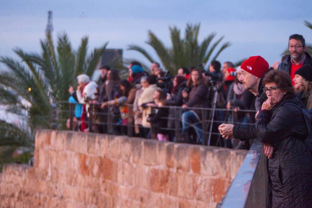 Más de 500 personas admiran el solsticio de invierno en la Seu