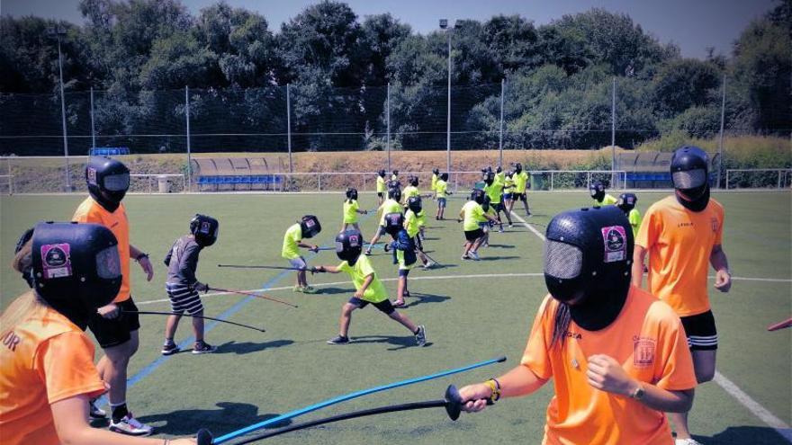 Usuarios del programa Deporte Solidario e Inclusivo practican esgrima con 100tolos.  | // L. O.