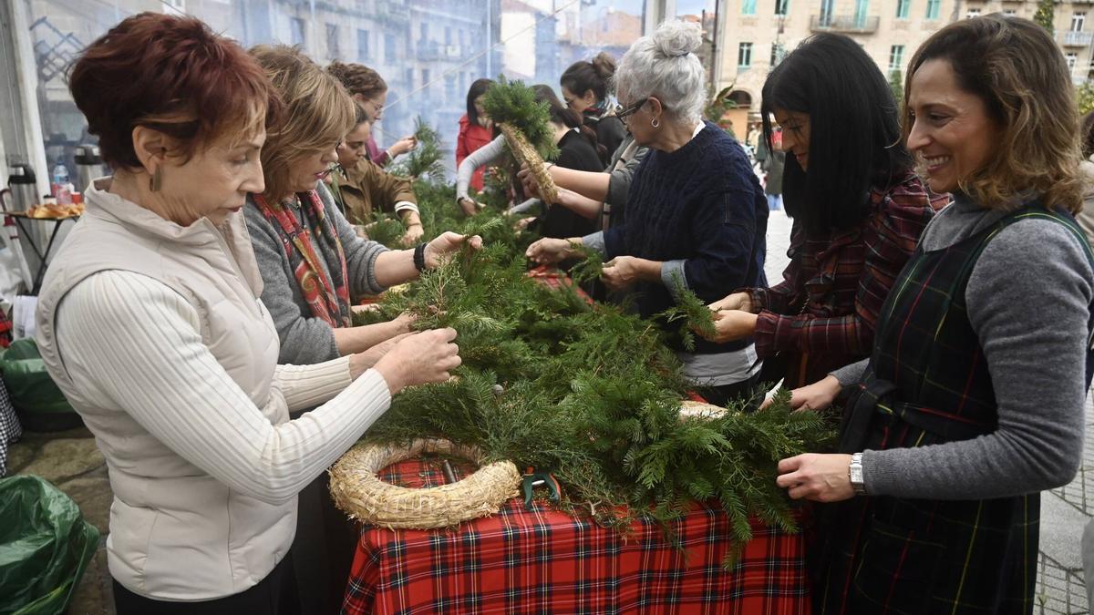 Taller de coronas de Navidad en la plaza de Ourense.
