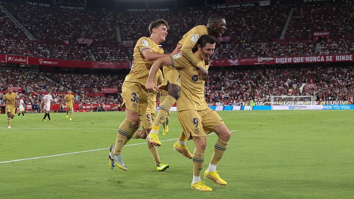 Dembélé, Lewandowski y Gavi, celebrando un gol ante el Sevilla