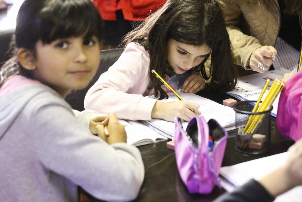 Primer día en las aulas de apoyo escolar en Trubia.