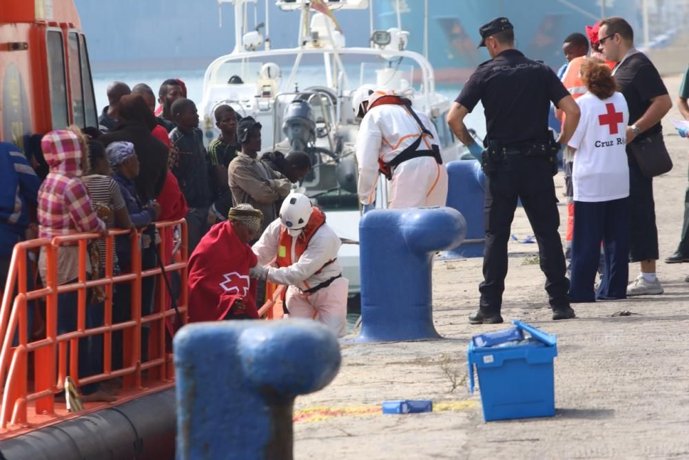 Rescatan a los 56 ocupantes de una patera en el Mar de Alborán