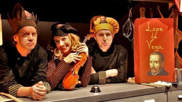 Los actores Iván Gisbert, Inma Mira (ambos alicantinos) y Julio Flores, en la obra Todo Lope, o casi.