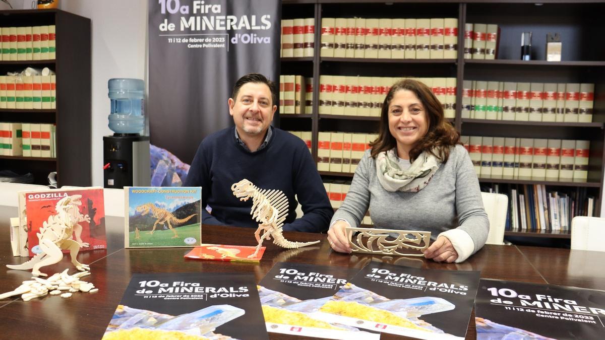 El regidor de Cultura i l&#039;alcaldessa d&#039;Oliva en la presentació de la X Fira dels Minerals