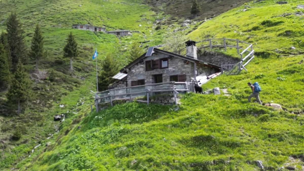 Hace 33 años reconstruyó una de las cabañas y convirtió aquel espacio en su hogar.