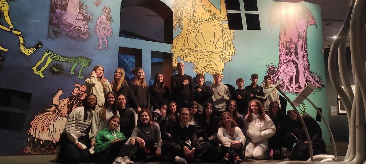 El IES Miguel de Molinos de Zaragoza recibió del 8 al 15 de febrero a un grupo de estudiantes italianos procedentes de Trescore Balneario, en el norte de Italia, dentro de una nueva actividad del programa Erasmus+. Durante toda una semana, los alumnos participaron en talleres, excursiones y planes culturales con el objetivo de compartir experiencias, mejorar el idioma y estrechar lazos con sus compañeros zaragozanos. La estancia comenzó el domingo 8 de febrero, cuando los estudiantes italianos llegaron al aeropuerto de Zaragoza por la tarde. Tras la bienvenida, los jóvenes pudieron empezar a conocerse en un encuentro informal en el barrio del Actur, donde arrancó una convivencia que se prolongó durante siete días. El lunes, la jornada comenzó en el instituto con actividades Erasmus+ durante toda la mañana. Además, los alumnos disfrutaron de una comida típica española en el centro, en la que no faltaron platos como la tortilla de patata y las migas. La lluvia obligó a cambiar los planes previstos para la tarde, por lo que la visita al Galacho de Juslibol fue sustituida por un recorrido por la exposición Alicia y sus mundos, en CaixaForum. El martes, los estudiantes asistieron a una clase de Biología en inglés junto al grupo bilingüe de 4º de ESO. Después, la expedición se desplazó hasta el castillo de Loarre, donde realizó una visita guiada, y más tarde continuó la jornada en Jaca. Fue uno de los días más intensos del intercambio. El miércoles estuvo centrado en nuevos talleres Erasmus, en los que los participantes trabajaron en sus respectivos planes de internacionalización. Más tarde, visitaron el Museo de Origami, en el Centro de Historias, donde participaron en un taller de papiroflexia y pudieron llevarse una creación propia. La jornada continuó con una tarde de pádel y convivencia junto a otros amigos del alumnado anfitrión. El jueves, mientras los estudiantes del instituto continuaban con sus clases habituales, el grupo italiano visitó el Acuario de Zaragoza, en la Expo, acompañado por la profesora de Biología. Ya por la tarde, disfrutaron de un paseo en bicicleta por las tres riberas de la ciudad, una actividad organizada con la colaboración de La Ciclería. El viernes tuvo lugar el último taller Erasmus, en el que los alumnos presentaron los trabajos realizados durante la semana. Después, el grupo recorrió algunos de los principales vestigios de la Zaragoza romana, como el Puerto Fluvial, el Foro, las Termas y el Teatro. La jornada terminó con una celebración de cumpleaños y una cena en grupo. El sábado estuvo dedicado a seguir descubriendo la ciudad. Por la mañana, los estudiantes visitaron las murallas romanas y varios edificios del Casco Viejo. Ya por la tarde, se desplazaron a Puerto Venecia, donde compartieron una cena de despedida antes del final del intercambio. El domingo, antes de regresar a Italia, los jóvenes aprovecharon las últimas horas para pasar tiempo juntos. Tras comer con sus familias de acogida, el grupo se trasladó al aeropuerto para despedirse. Aunque el adiós estuvo marcado por la emoción, la experiencia no terminó ahí: los alumnos zaragozanos ya contaban los días para reencontrarse con sus compañeros italianos en el viaje previsto a Italia del 20 al 27 de marzo.