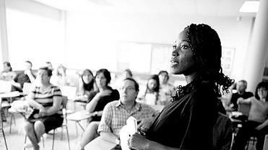 Paulette Tolodji, de la asociación «Sonagnon», durante su charla de ayer.