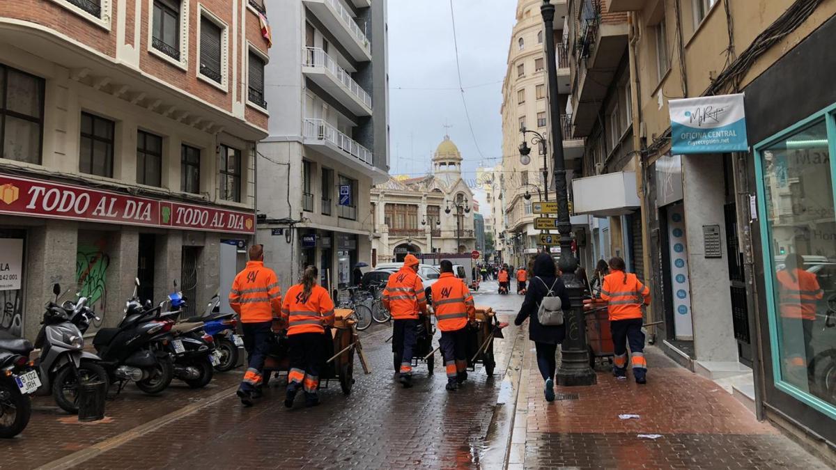 Los problemas de limpieza siguen siendo motivo de preocupación entre los ciudadanos. | LEVANTE-EMV