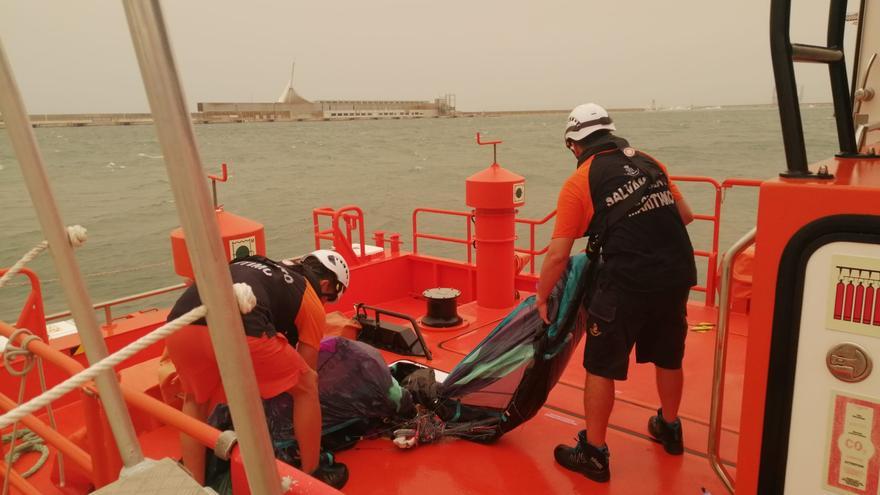 Rescatan a un kitesurfista a punto de ahogarse en La Vila en plena DANA